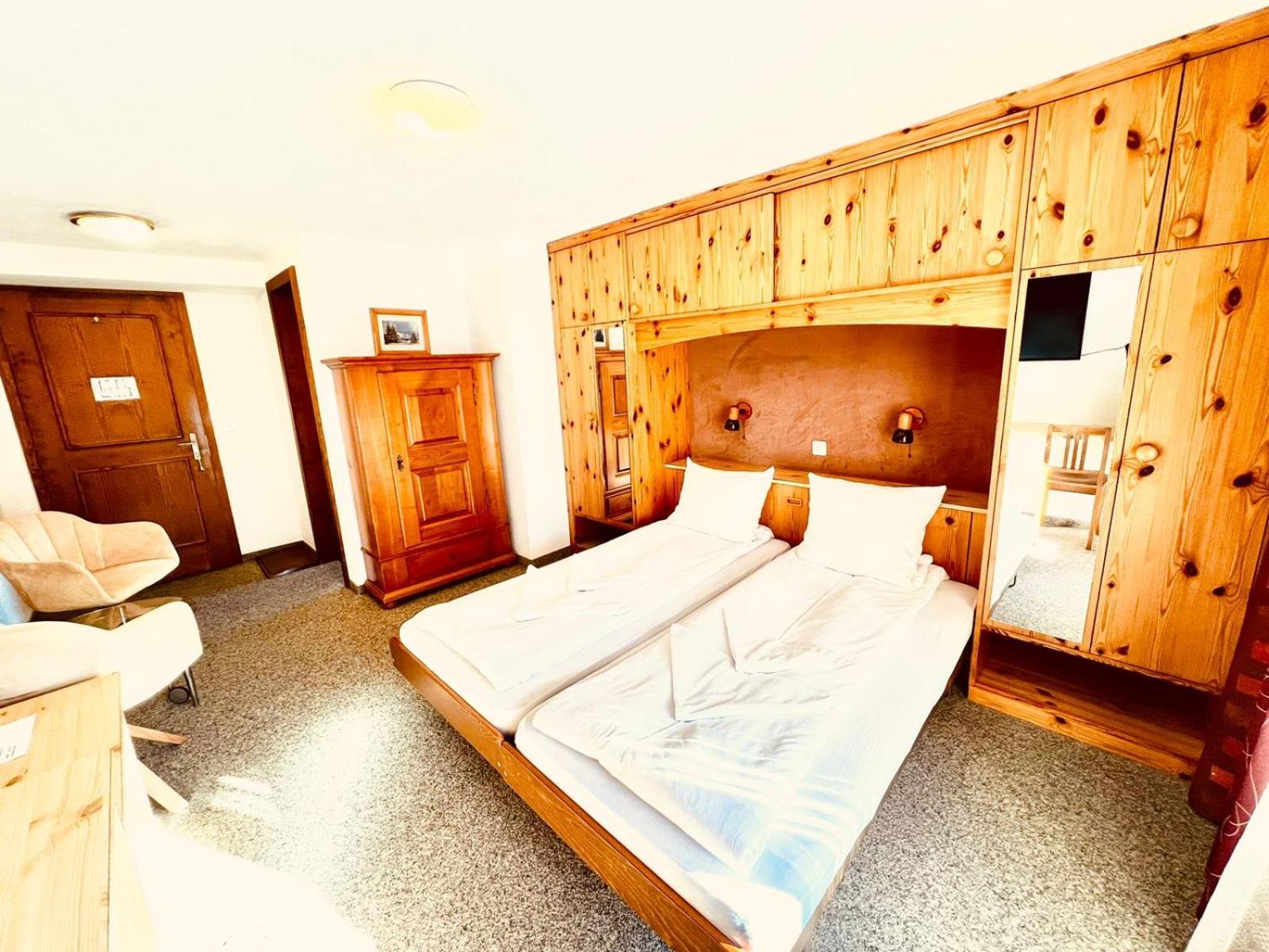 Hotel Old Jnn كلوسترز المظهر الخارجي الصورة