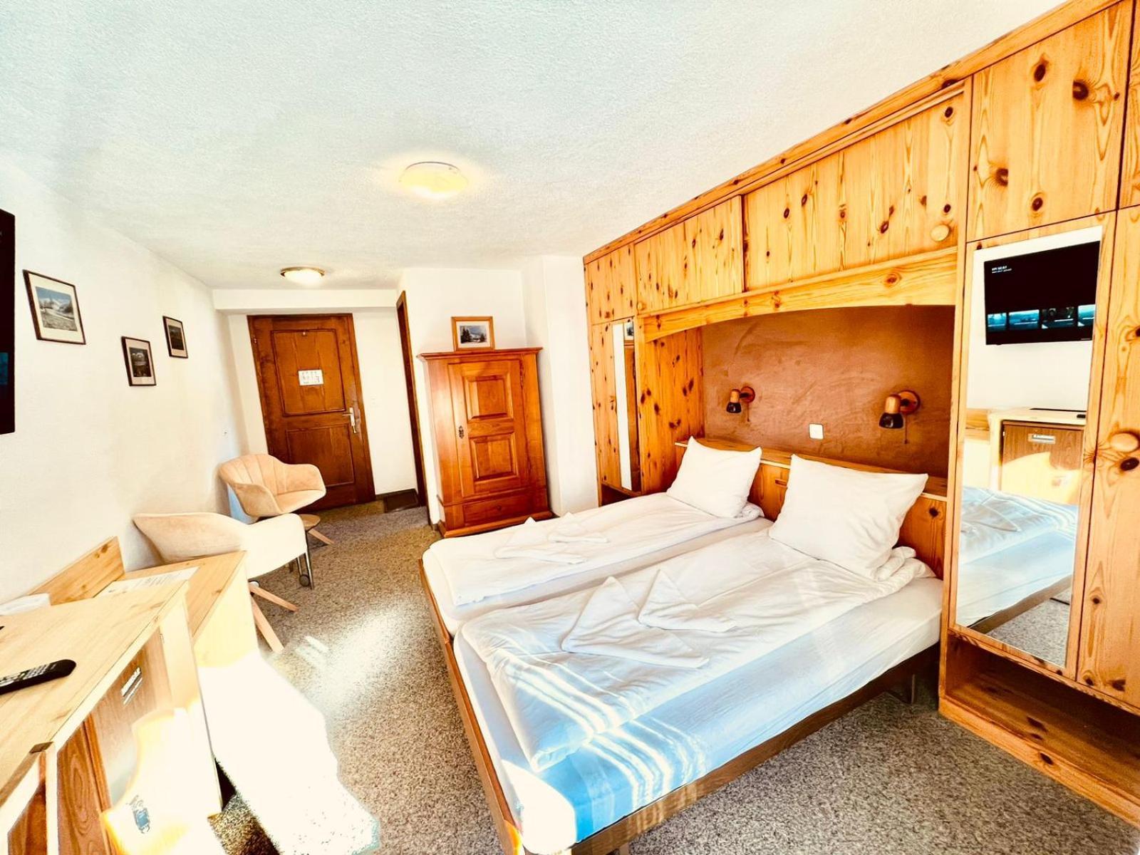 Hotel Old Jnn كلوسترز المظهر الخارجي الصورة